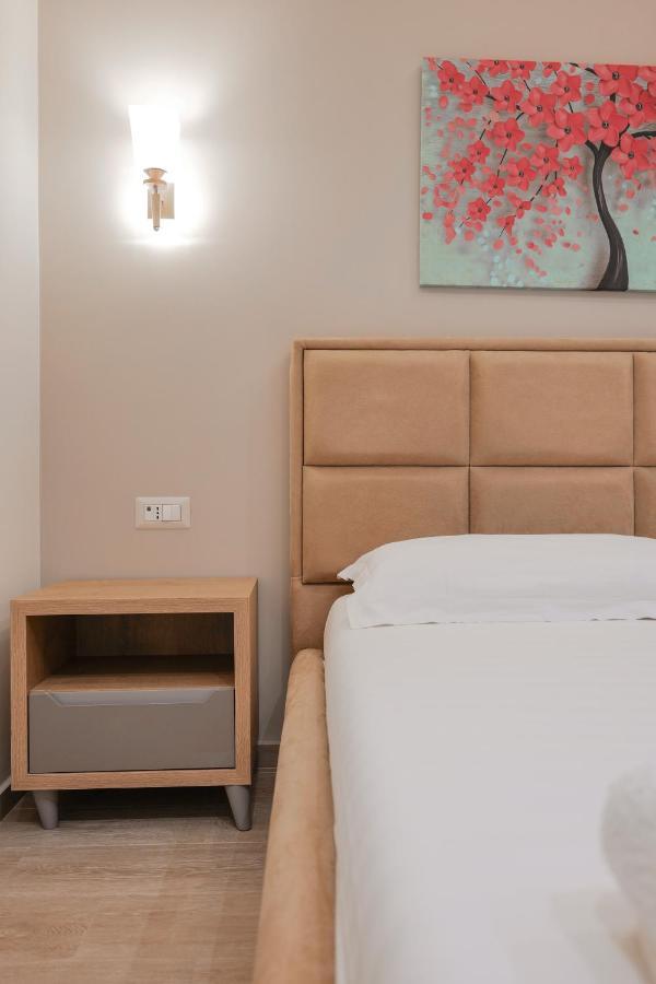 Hotel Roalb Radhimë Buitenkant foto